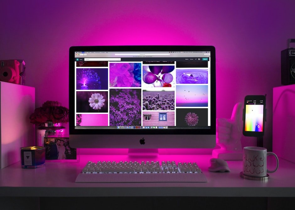 Écran ordinateur, montrant des palettes de couleurs neutres, rose,